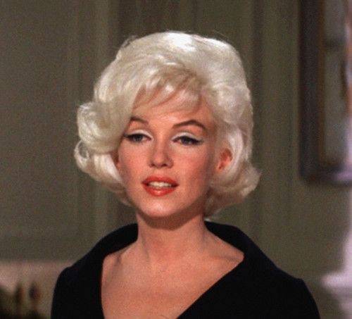 Femei senzuale, corsete, rochii elaborate. Fascinația anilor 1950 cu staruri de cinema ca Marylin Monroe, Audrey Hepburn