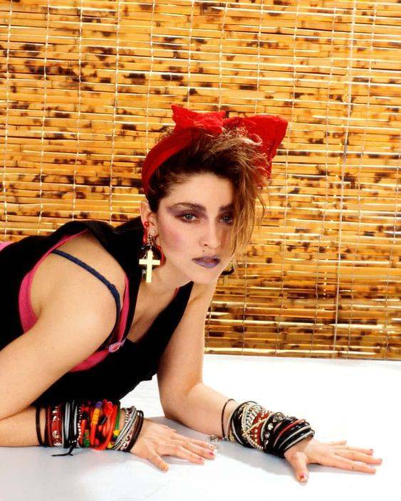Stil îndrăzneț, culori, siluete fit. Moda în anii '80 și cam tot ce ține de exces și femei sigure pe ele Stil îndrăzneț, culori, siluete fit. Moda în anii '80 și cam tot ce ține de exces și femei sigure pe ele