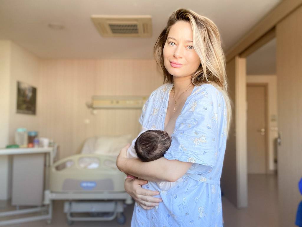 Laura Cosoi arată încredibil după naștere! Află care sunt secretele sale de dietă