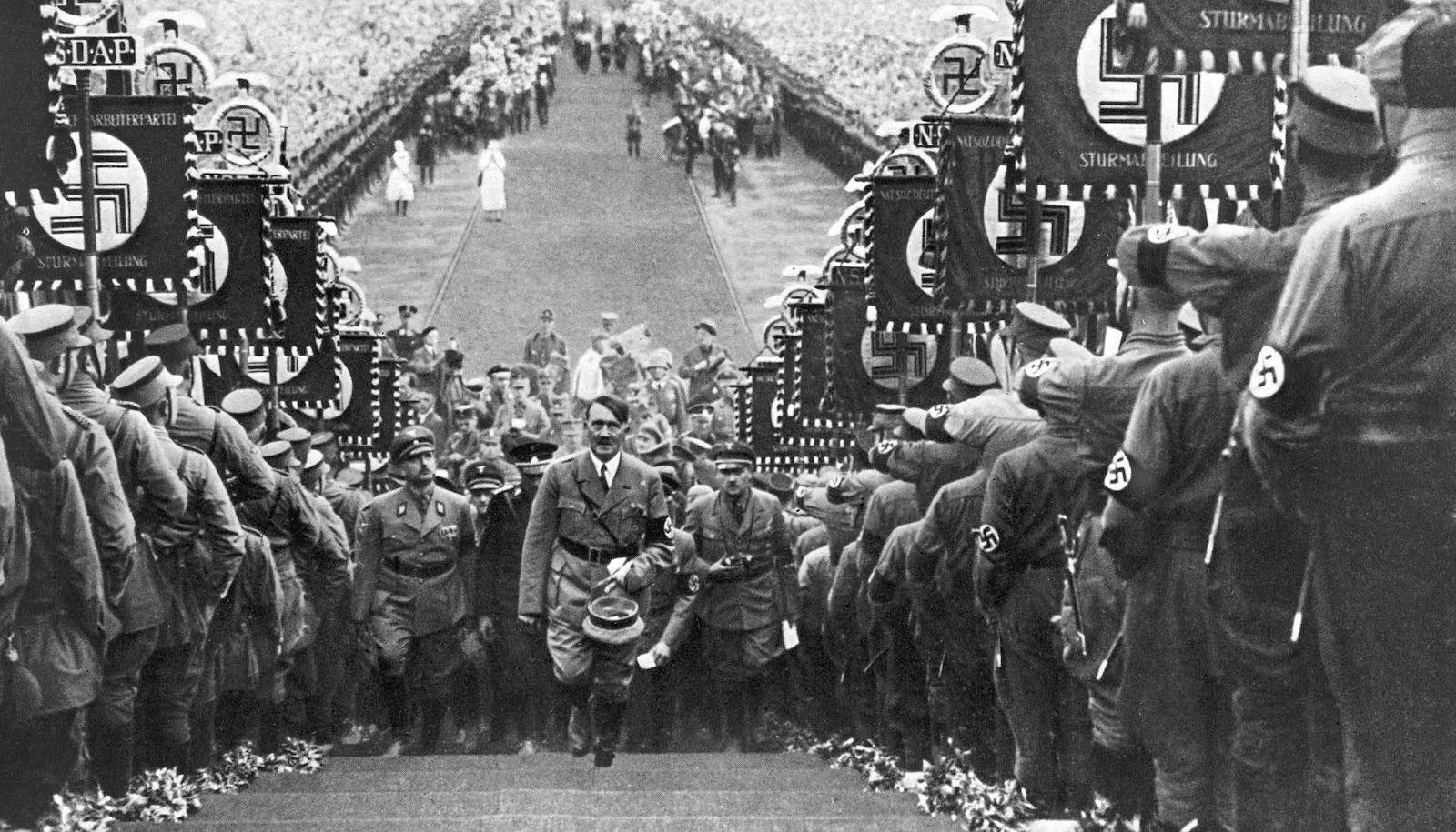 Personalitățile și motivele care au stat la baza susținerii lui Hitler. Află cum a devenit Führer-ul „celebru” Personalitățile și motivele care au stat la baza susținerii lui Hitler. Află cum a devenit Führer-ul „celebru”