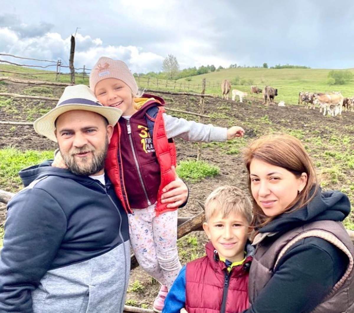 Cosmin Seleși de la „Te cunosc de undeva” are o familie superbă! Cum arată soția prezentatorului