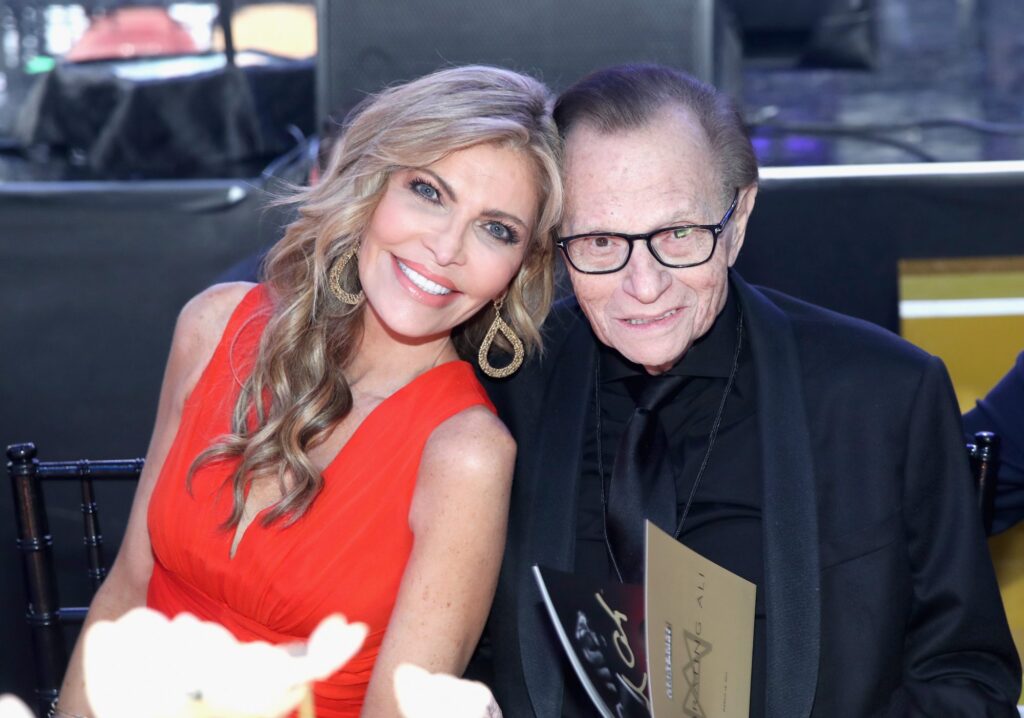 Shawn Southwick King, fosta soție a jurnalistului Larry King, se luptă cu copiii săi pentru averea acestuia