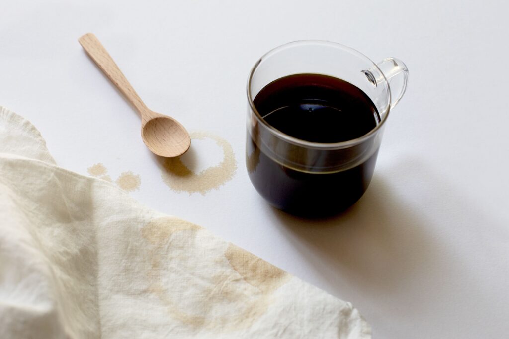 Petele de cafea nu vor mai fi o problemă! Cum să le îndepărtezi fără nicio problemă