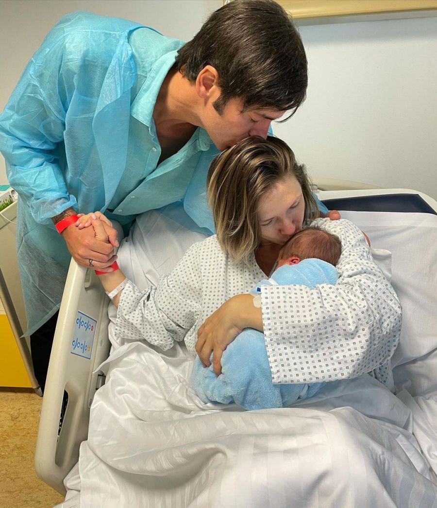  Eu nu mă mai satur să îl pup, să îl miros și să îi povestesc despre năzdrăvănii de frățiori ce îl așteaptă acasă.  Tati a avut și el voie să ne viziteze 20 de minute cât să ne bucurăm împreună, că și de dată asta, la nașterea lui, la fel că a frățiorilor, plouă. ❤️