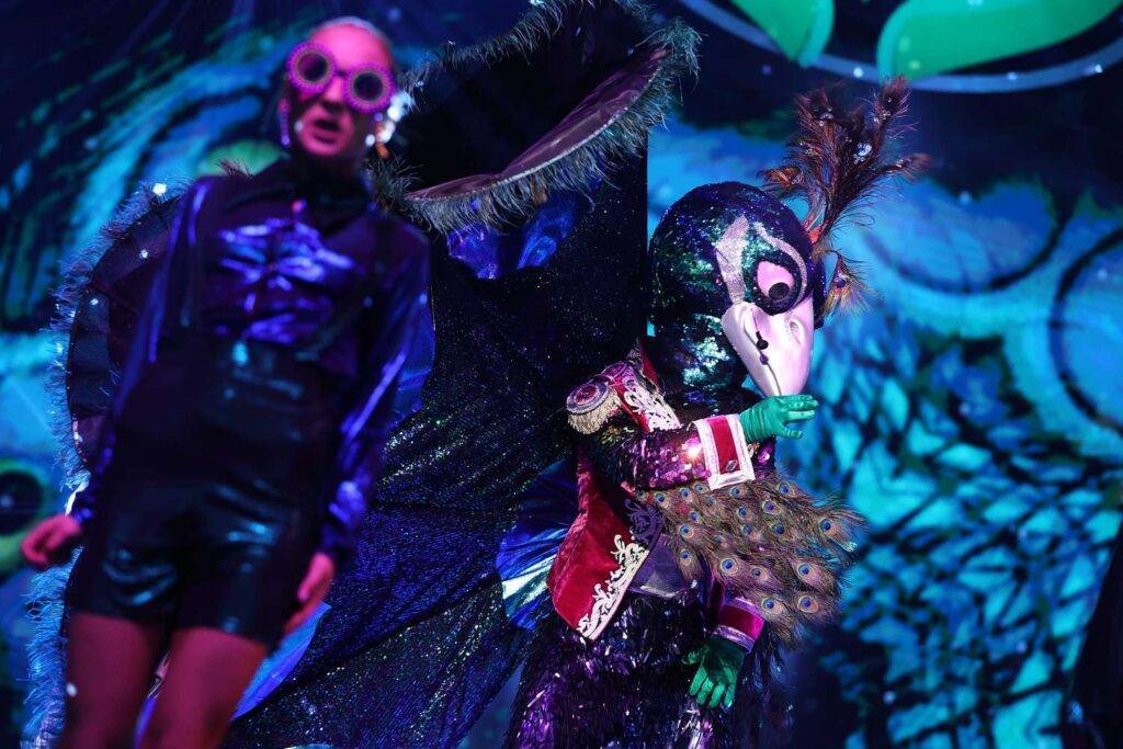 O nouă mască impresionantă și-a făcut apariția la „Masked Singer România” - Păunul. Munca detectivilor, tot mai grea