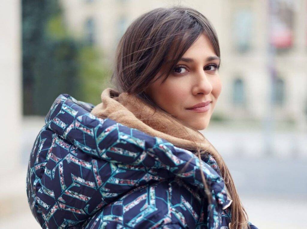 Dana Rogoz face temele la lumina lumânării, împreună cu cei mici