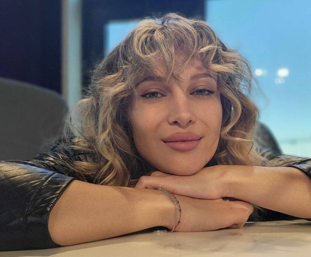 Lora a transmis un mesaj cu subînțeles, în care ironizează românii, de 1 Decembrie: „să mai deschizi o carte...”