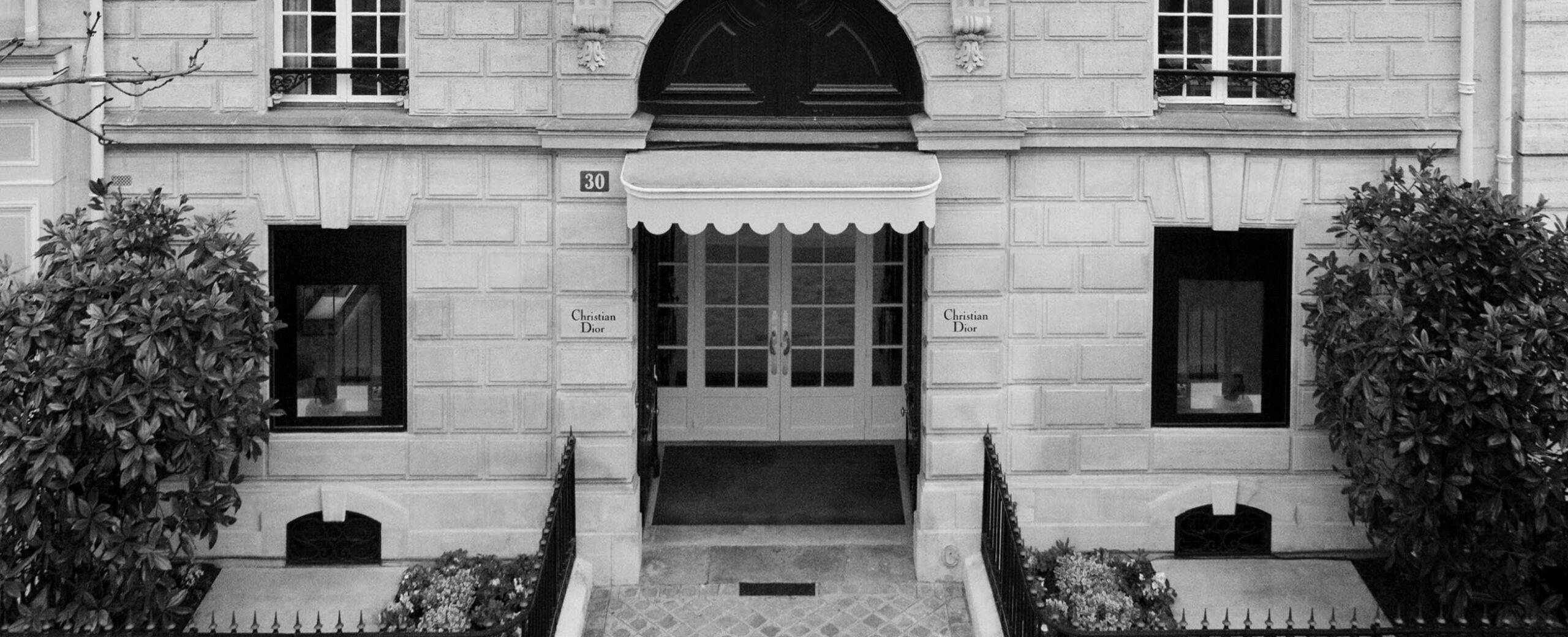 Christian Dior - un designer pentru care femeile erau cel mai frumos dar, cu semnătură de renume pe haine și parfumuri