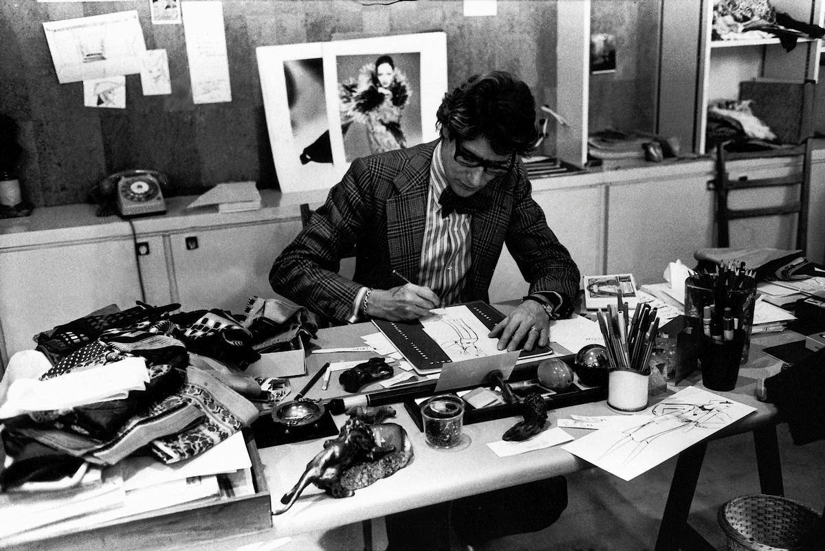 Yves Saint Laurent – povestea celui ce a fost denumit „ultimul mare couturier al Franței” și ucenicul lui Christian Dior