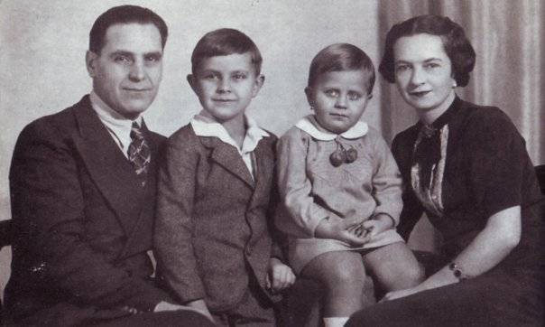 Gina Patrichi impreuna cu parintii si fratele sau (1939)