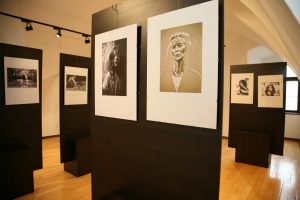 Expoziția internațională „Femeia” organizată în Bihor de 8 martie. Fotografii realizate exclusiv de femei