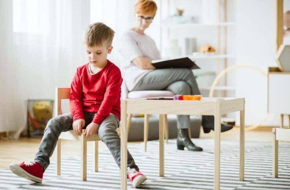 Expoziţia „Atipic. Drumul către ceilalţi” prezintă lucrările lui David Stescu, un tânăr fotograf cu autism Expoziţia „Atipic. Drumul către ceilalţi” prezintă lucrările lui David Stescu, un tânăr fotograf cu autism