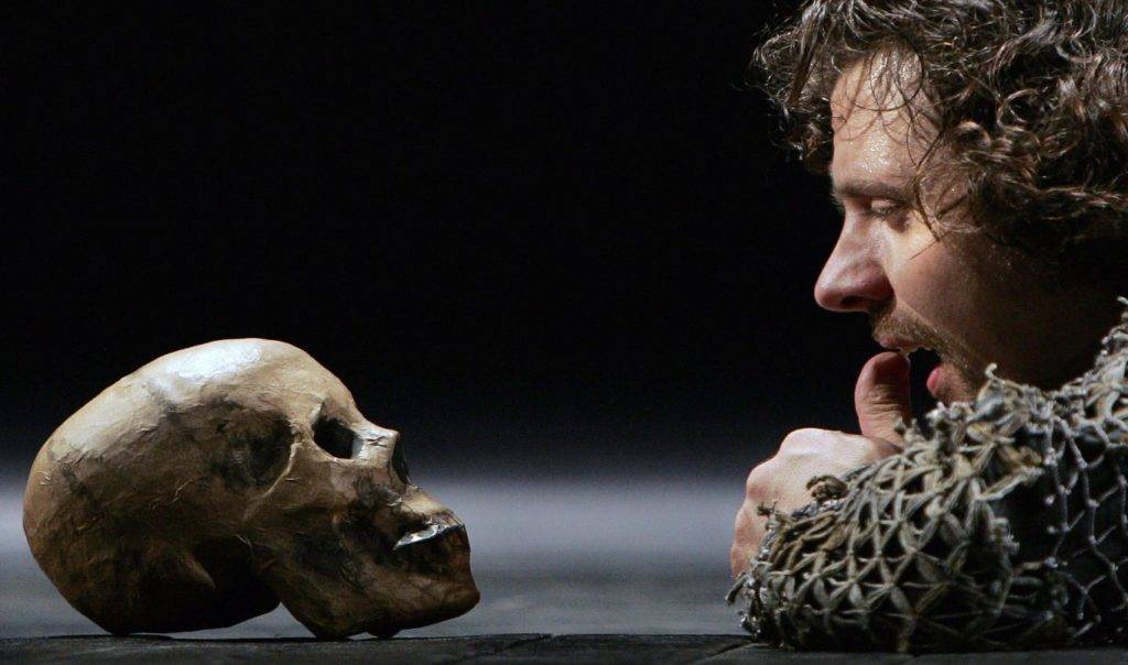 Hamlet- tragedia idealistului față în față cu realitatea condiției umane Hamlet- tragedia idealistului față în față cu realitatea condiției umane