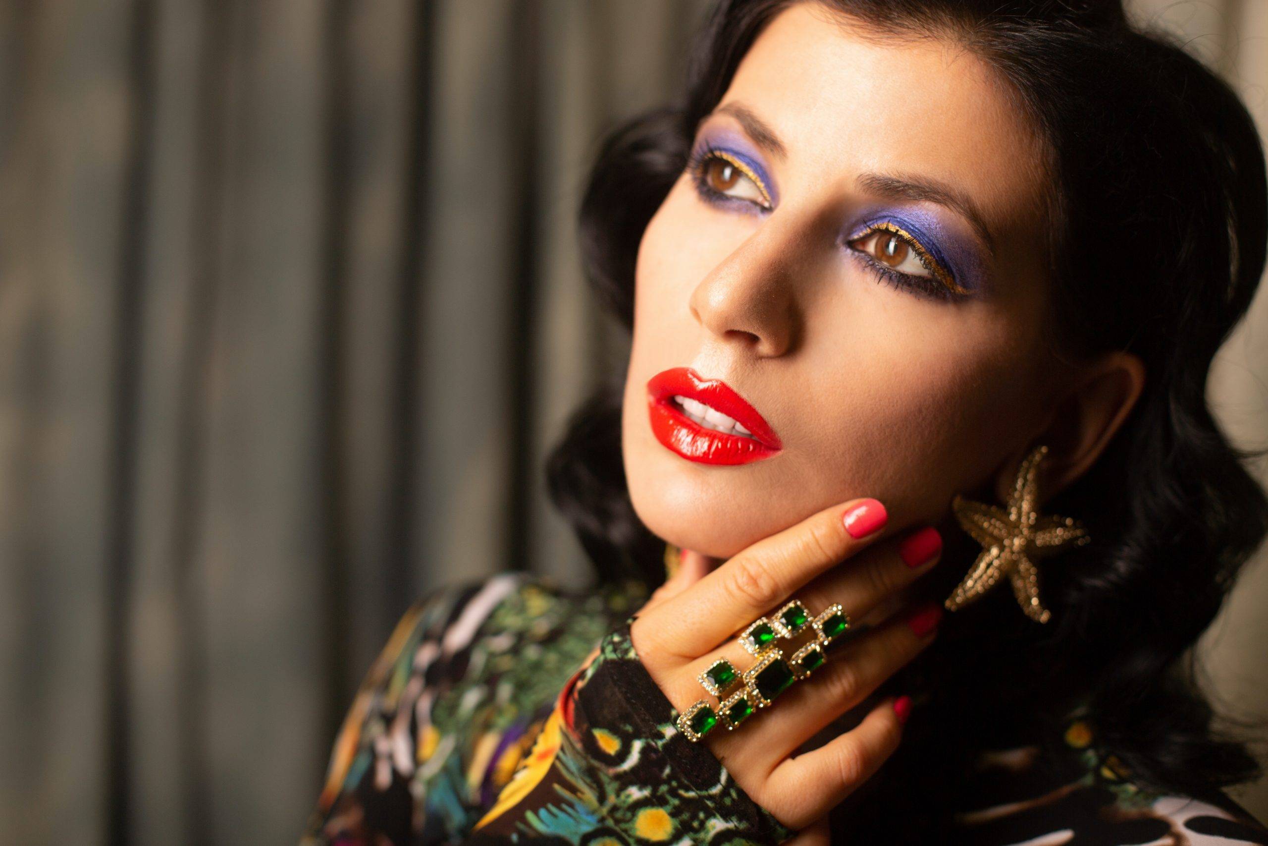 Make-up cu nuanțe de violet pentru ochii căprui