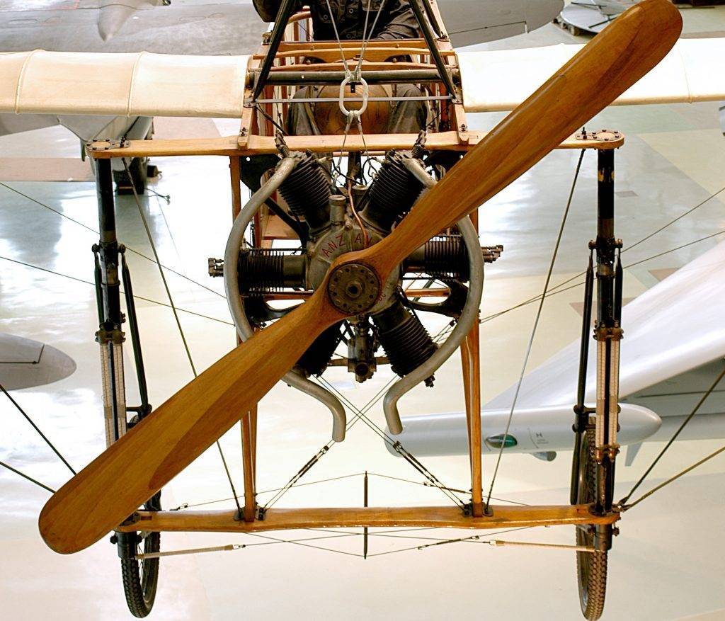 Prima călătorie aviatică modernă din istorie. Louis Blériot primul om care a zburat din Europa în Mare Britanie Prima călătorie aviatică modernă din istorie. Louis Blériot primul om care a zburat din Europa în Mare Britanie